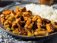 Рецепта Азиатски пържени пилешки хапки с пикантен сос на тиган